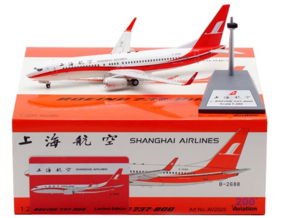 Boeing 737-800 Shanghai Airlines with stand